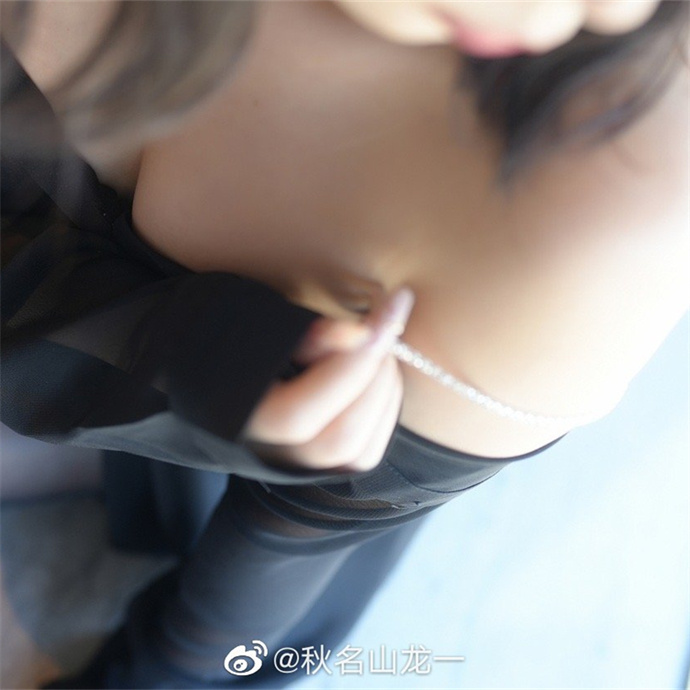 秋名山龙一拍照，少女